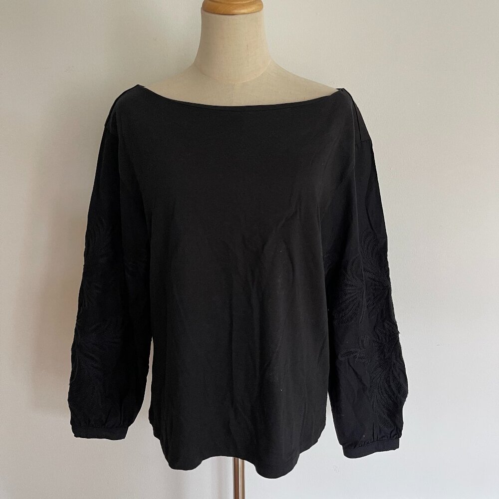 Banana Republic Factory boat neck, 3/4 embroidered sleeve.